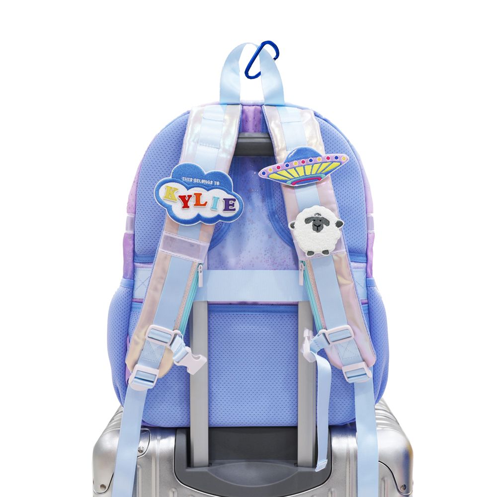 The shouder straps of the single pocket school bag are pesonalised with sticker pactches,
