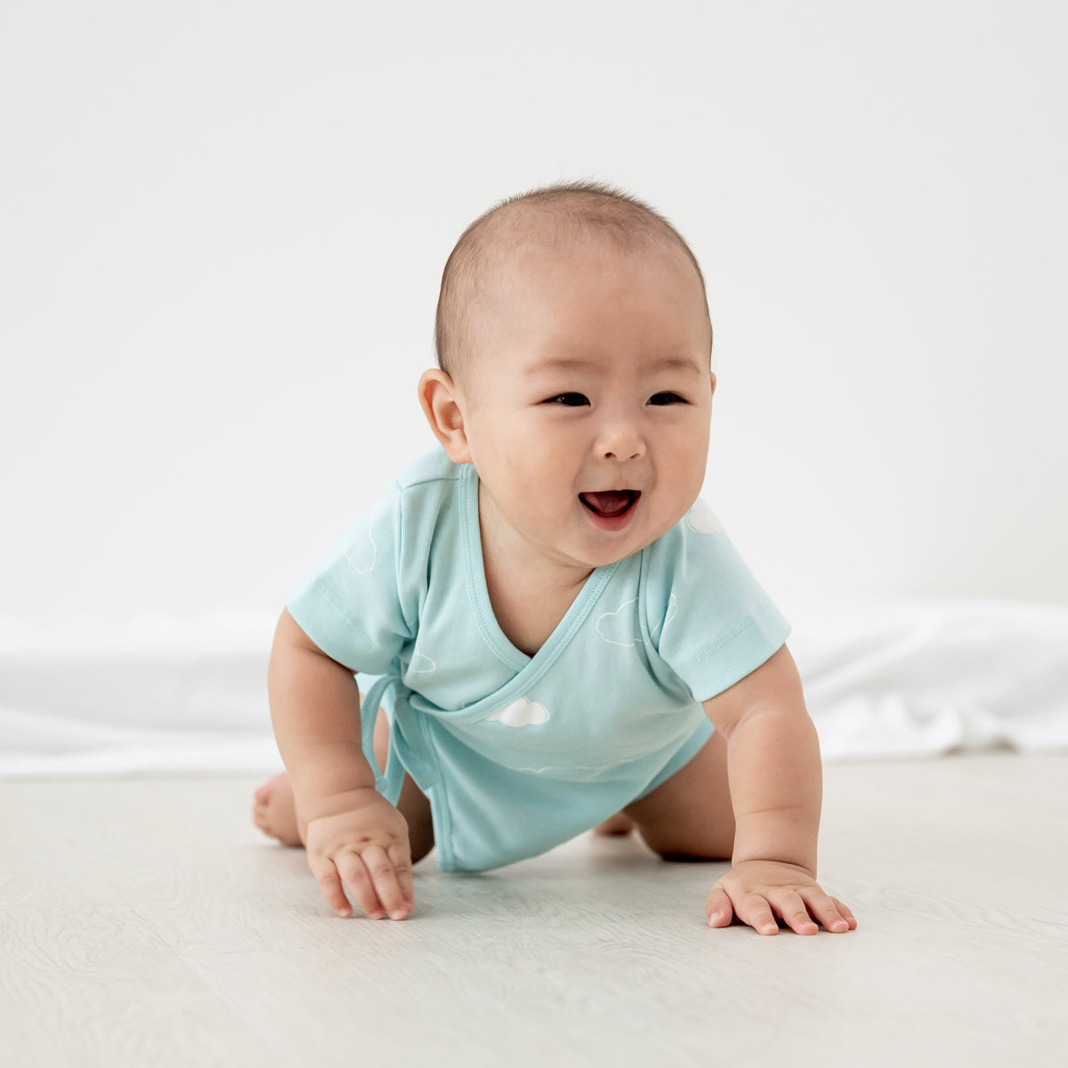 Baby Organic Short Sleeves Kimono Top in Cloud Print by Le Petit Society — image 3