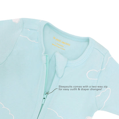 Infographic indicating the two-way zip of Le Petit Society's organic baby sleepsuit and its purpose of providing easy outfit and diaper changes.