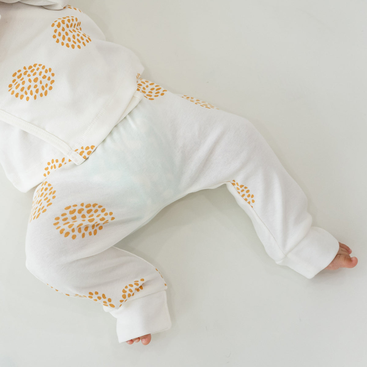 Baby Organic Leggings in Dandelion Print by Le Petit Society — image 2