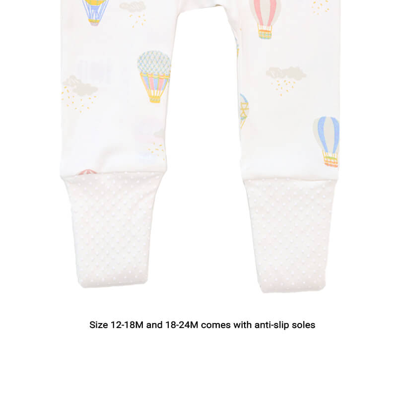An infographic demonstrating the anti-slip soles of the sizes 12-18M and 18-24M of Le Petit Society's organic zip sleepsuit in hot air balloon print.