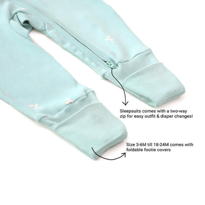 An infographic demonstrating the two-way zipper of a baby zip sleepsuit and its function of providing an easy access to outfit and diaper changes. It also mentions the sizes that come with foldable footie covers.