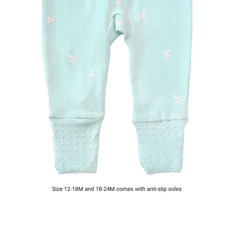 An infographic showing the anti-slip soles of size 12-18M and 18-24M of Le Petit Society's baby organic zip sleepsuit in leaf print.