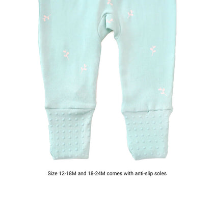 An infographic showing the anti-slip soles of size 12-18M and 18-24M of Le Petit Society's baby organic zip sleepsuit in leaf print.