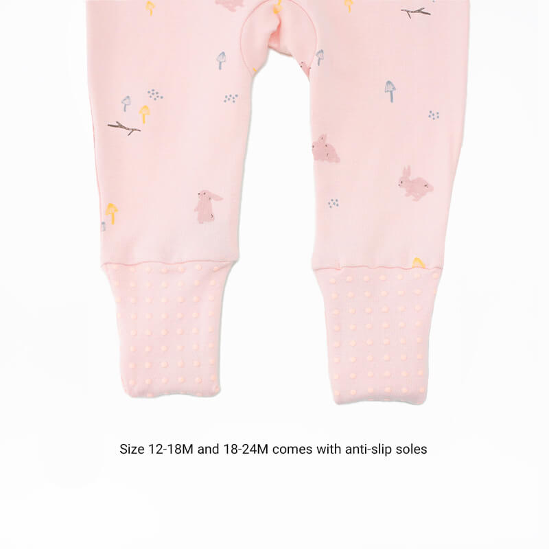 An infographic demonstrating the anti-slip soles of a pink baby zip sleepsuit by Le Petit Society.
