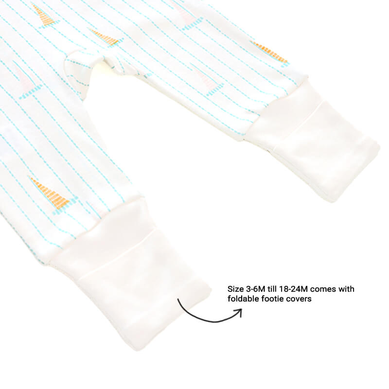 An infographic demonstrating that the sizes 3-6M till 18-24M of an organic zip sleepsuit by Le Petit Society all come with foldable footie covers.