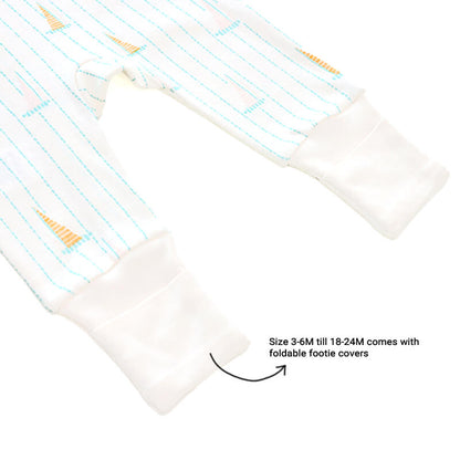 An infographic demonstrating that the sizes 3-6M till 18-24M of an organic zip sleepsuit by Le Petit Society all come with foldable footie covers.