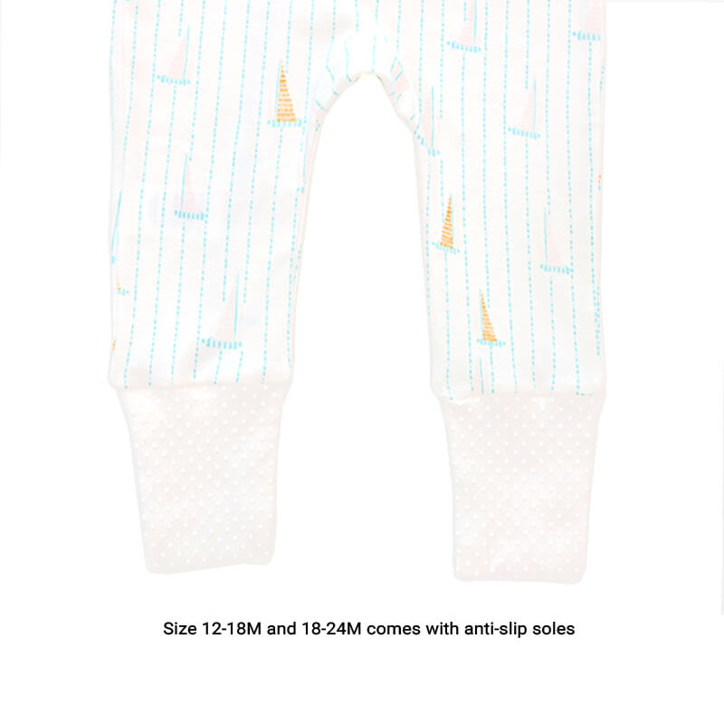 An infographic showing the anti-slip soles of size 12-18M and 18-24M of Le Petit Society's organic zip sleepsuit in sail boat print.