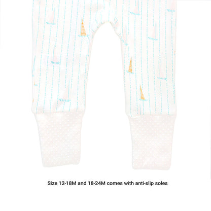 An infographic showing the anti-slip soles of size 12-18M and 18-24M of Le Petit Society's organic zip sleepsuit in sail boat print.