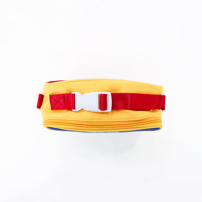 The buckle of the strap of a thermal lunch bag.