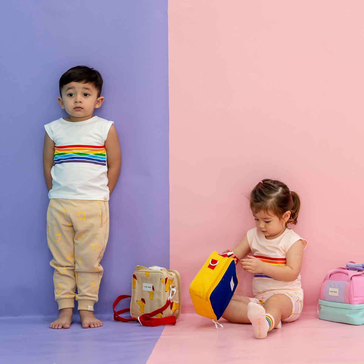Two kindergarteners with Le Petit Society's thermal lunch bag.