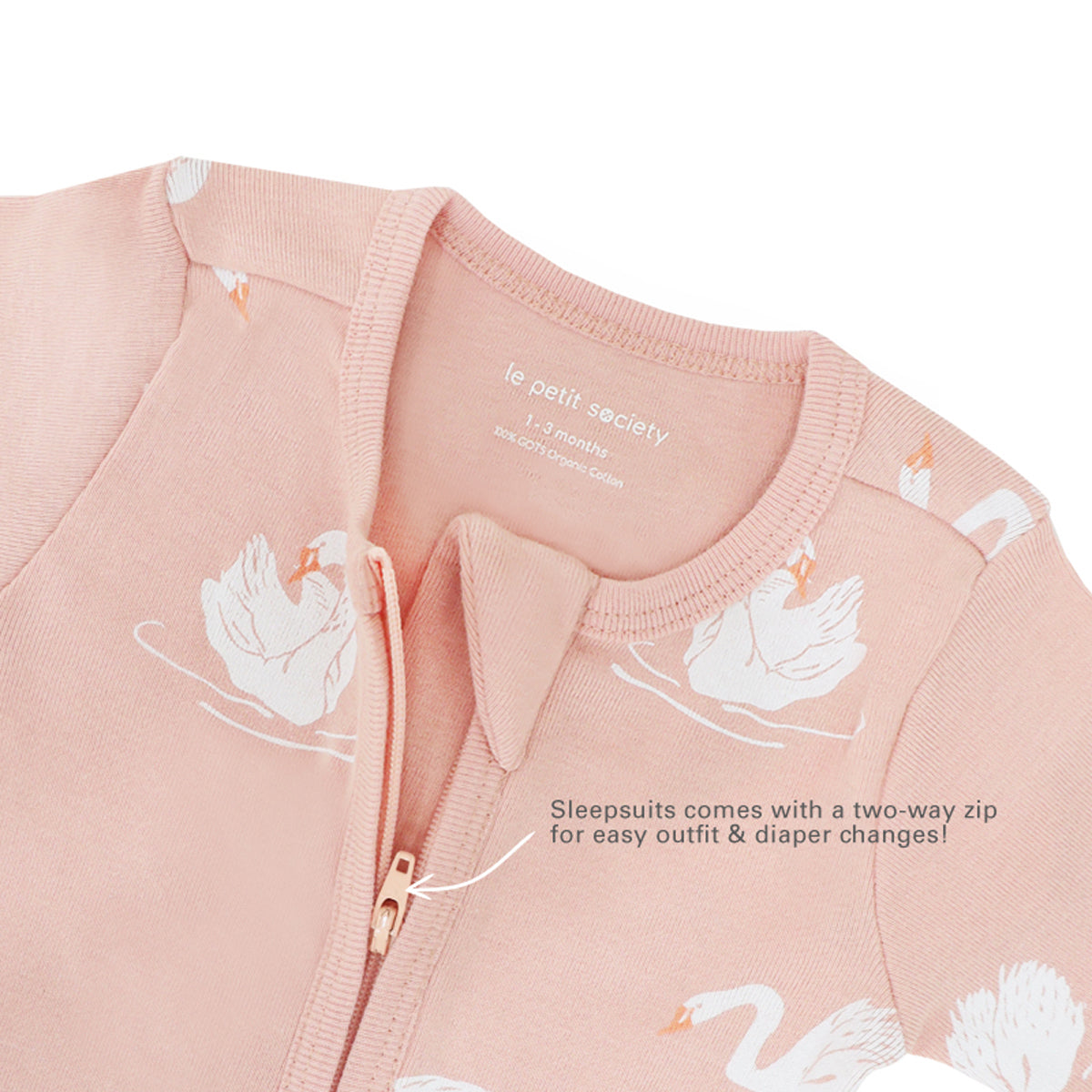 Infographic indicating the two-way zip of Le Petit Society's organic baby sleepsuit and its purpose of providing easy outfit and diaper changes.