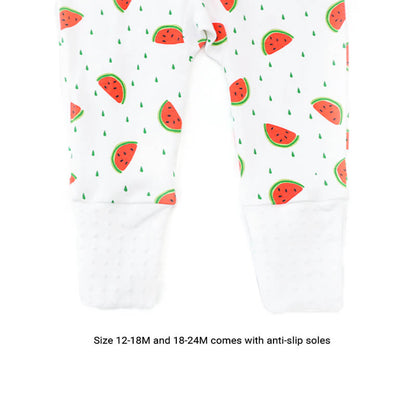 An infographic demonstrating the anti-slip soles of a baby zip sleepsuit, and its function of providing an easy access to outfit and diaper changes.