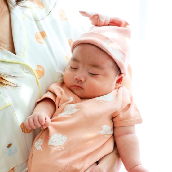 Baby Organic Knotted Hat in Swan Print